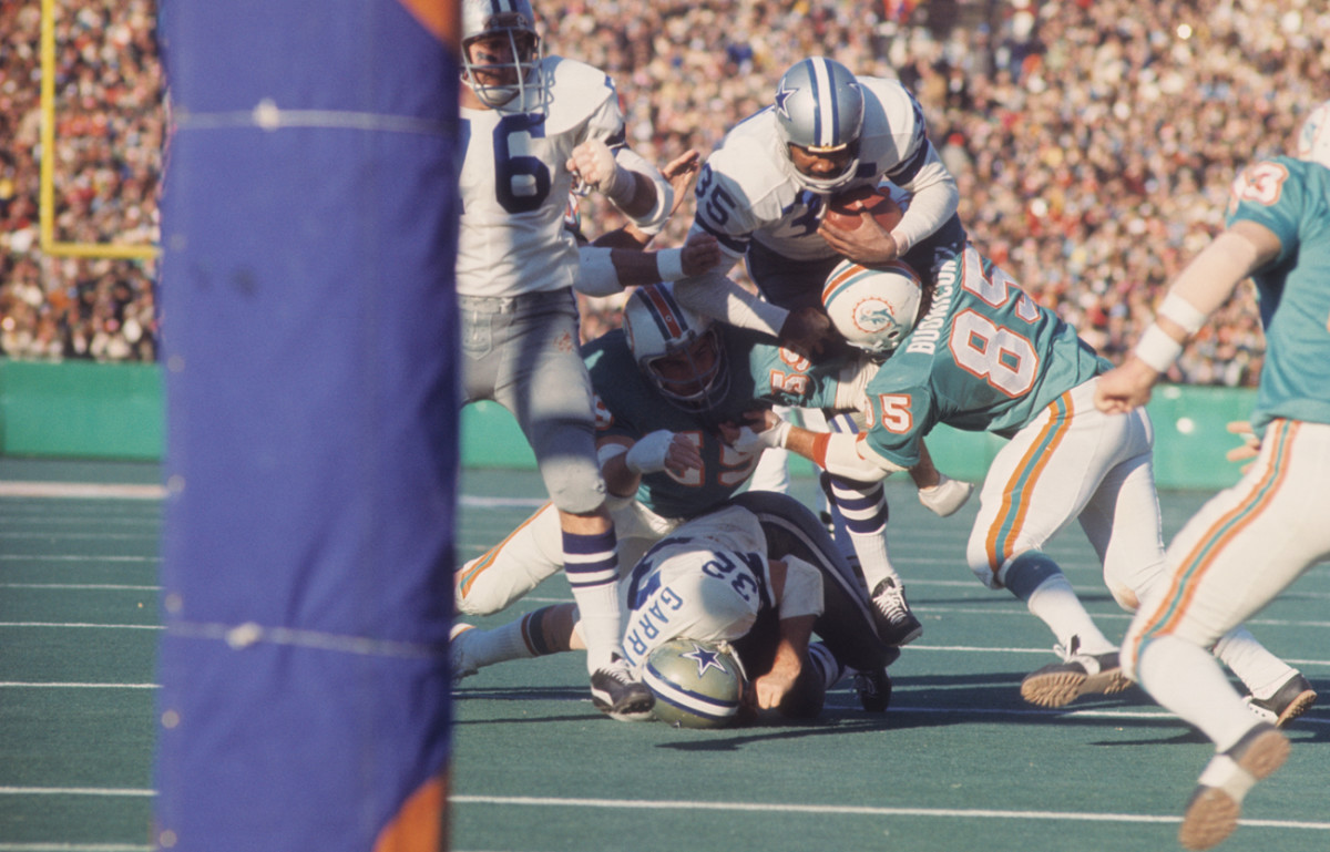 Buoniconti (85) blacked out after a hit in Super Bowl VI but stayed in. He doesn’t recall playing in the game.